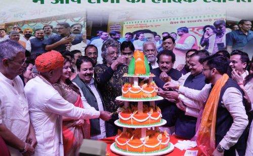 CAKE-CUTTING-MINISTER-S-P-SINGH-BHAGEL-BHAGIRAT-CHAUDHARY-Shantanu-Thakur-Ji-MP-Rajyasabha-RAJEEV-SHUKLA-PURUSHOTTAM-RUPALA-PP-CHAUDHARY-MP-RAMESH-AWASTHI