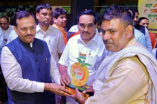 केंद्रीय-मंत्री-सी-आर-पाटिल-जी-किसान-को-सम्मान-करते-हुए