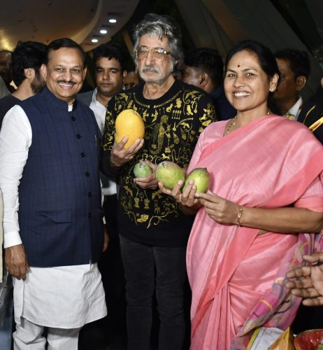 केंद्रीय-राज्य-मंत्री-शोभा-जी-एवं-फ़िल्म-स्टार-शक्ति-कपूर- (1)